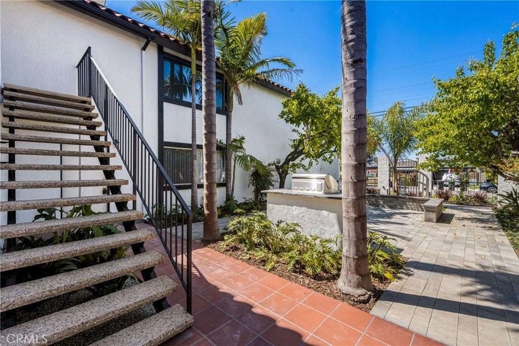 201 E 16th St #D - Photo 3 of 28