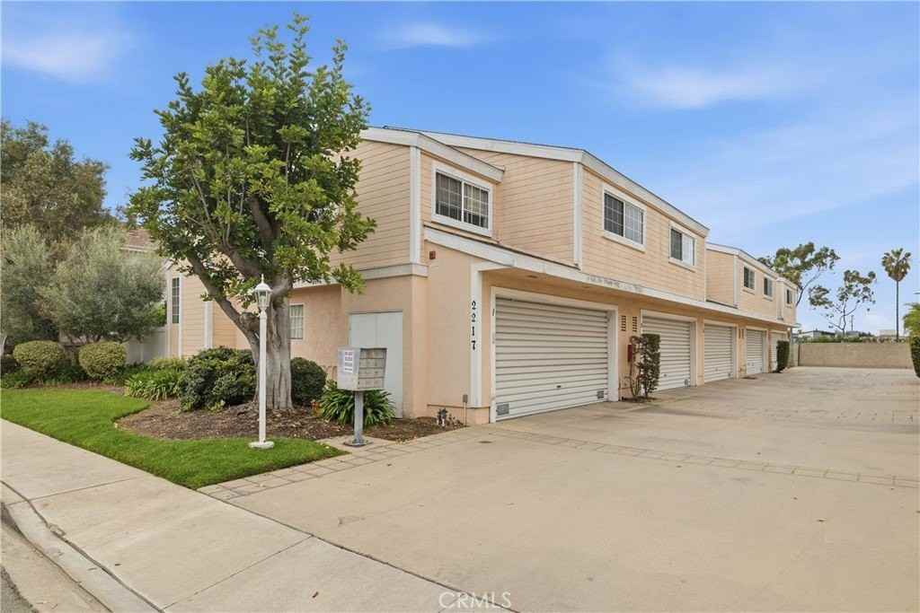 2217 Vanderbilt Ln #3 - Photo 3 of 33