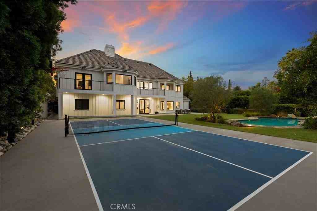 5946 Woodlake Ave - Photo 3 of 30