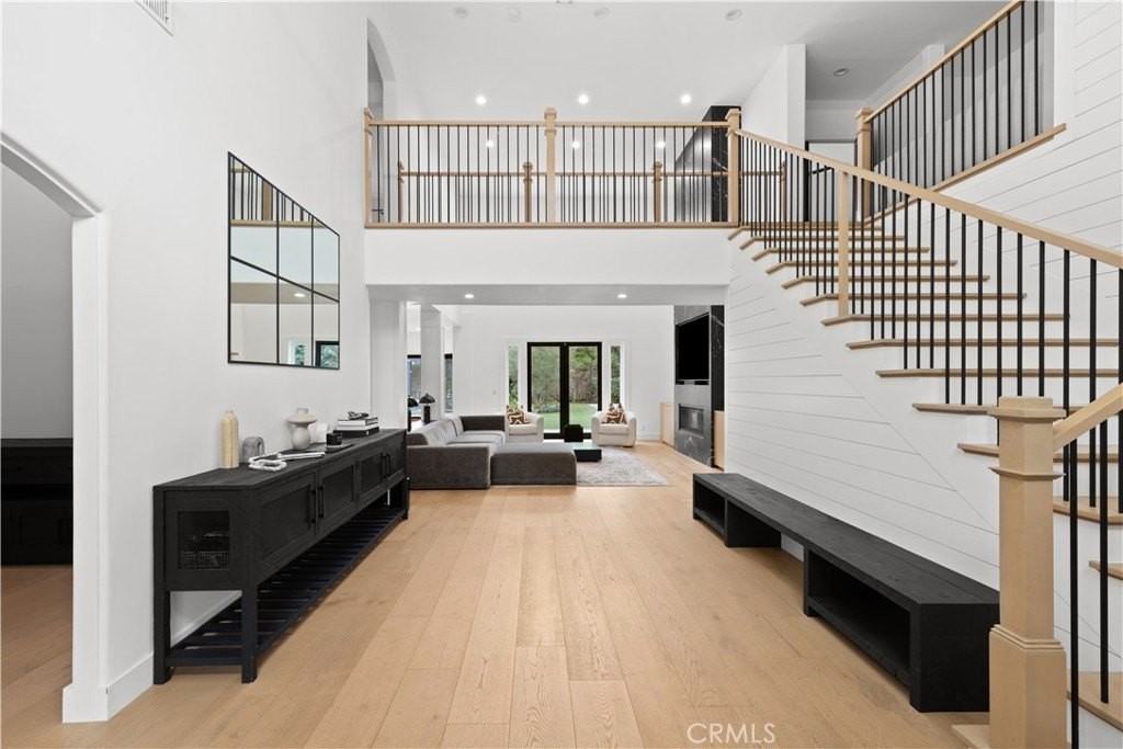 5946 Woodlake Ave - Photo 7 of 30