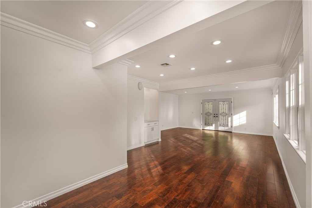 22020 Buena Ventura St - Photo 5 of 29