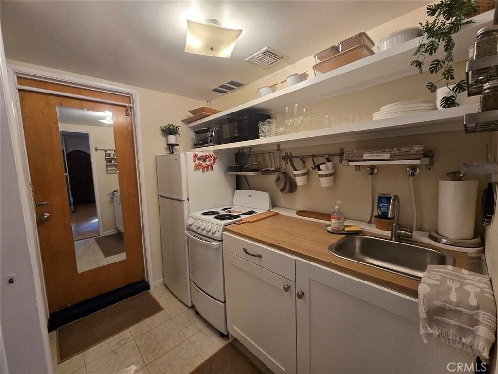 617 N Beachwood Dr - Photo 7 of 13