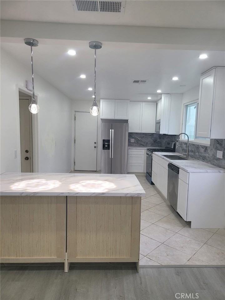 6424 Franrivers Ave - Photo 3 of 19