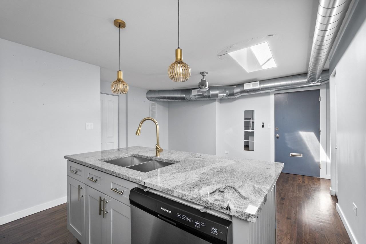 2945 W Peterson Ave - Photo 3 of 11