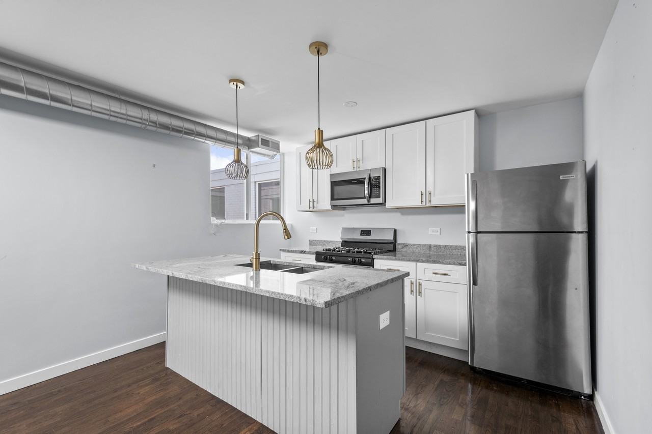 2945 W Peterson Ave - Photo 4 of 11