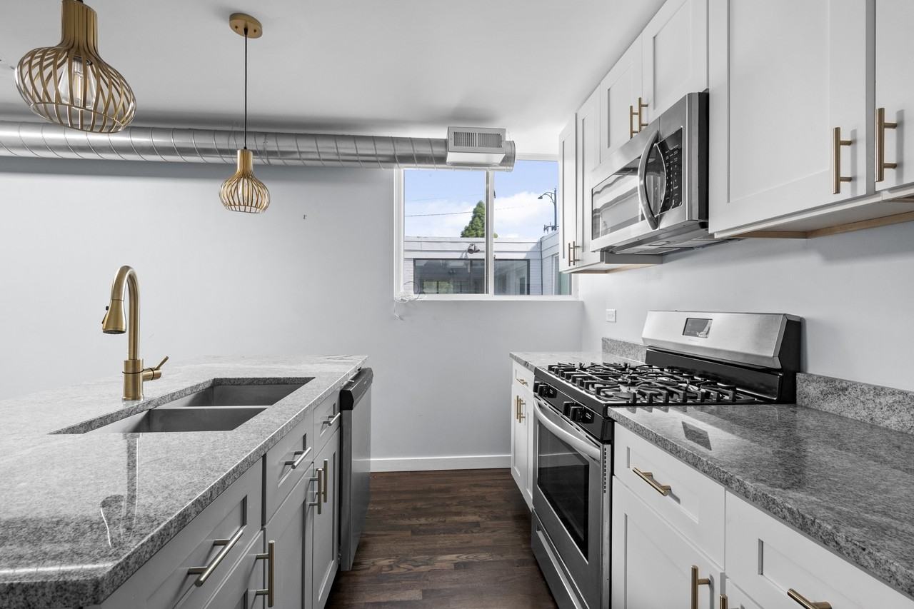 2945 W Peterson Ave - Photo 5 of 11