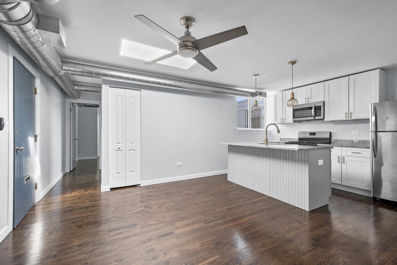 2945 W Peterson Ave - Photo 6 of 11