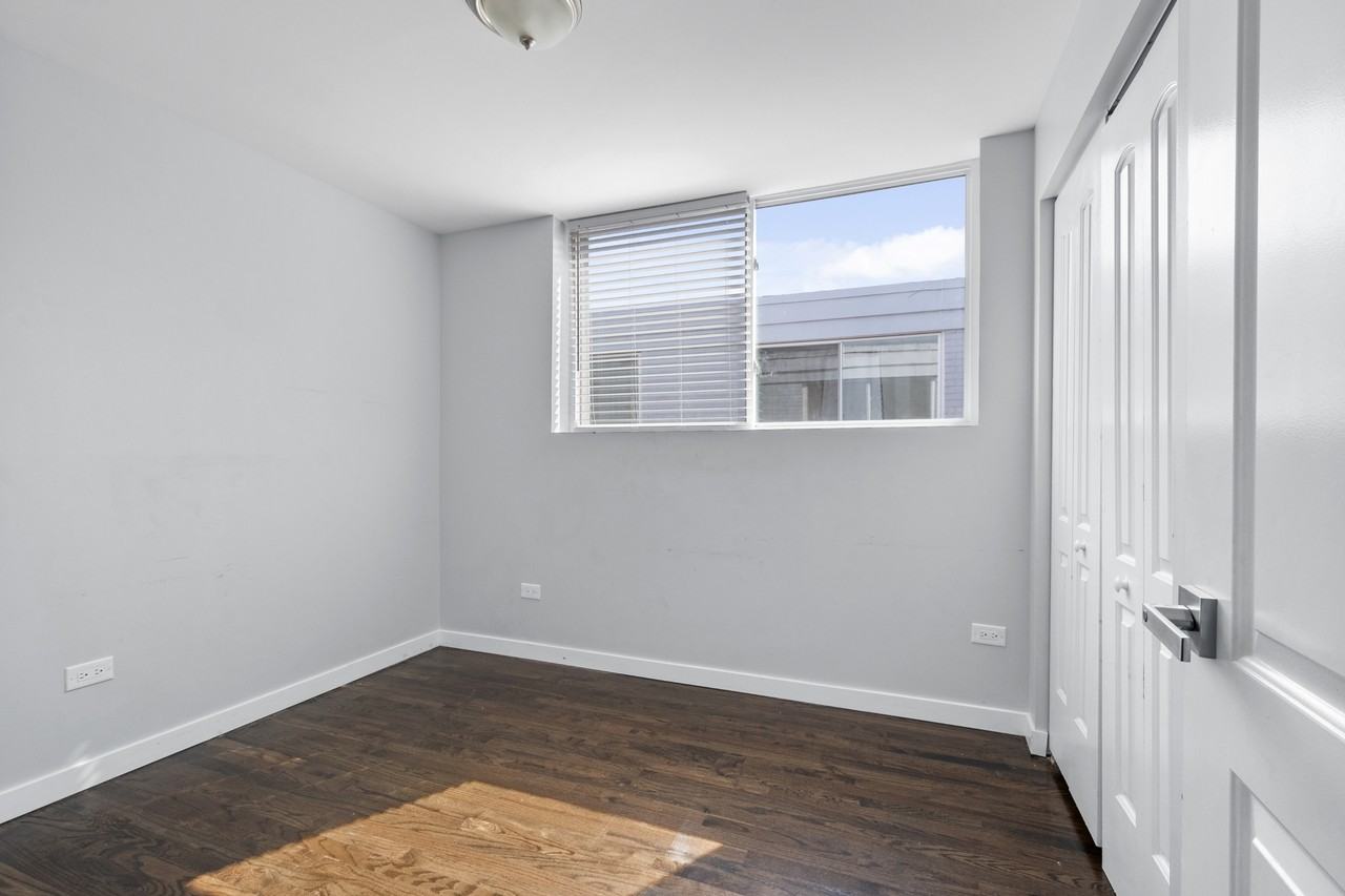 2945 W Peterson Ave - Photo 7 of 11