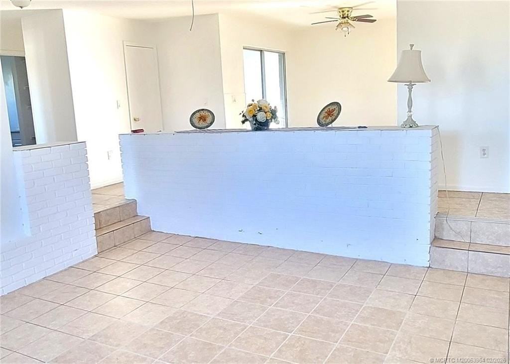 350 Ne Granduer Ave - Photo 3 of 23