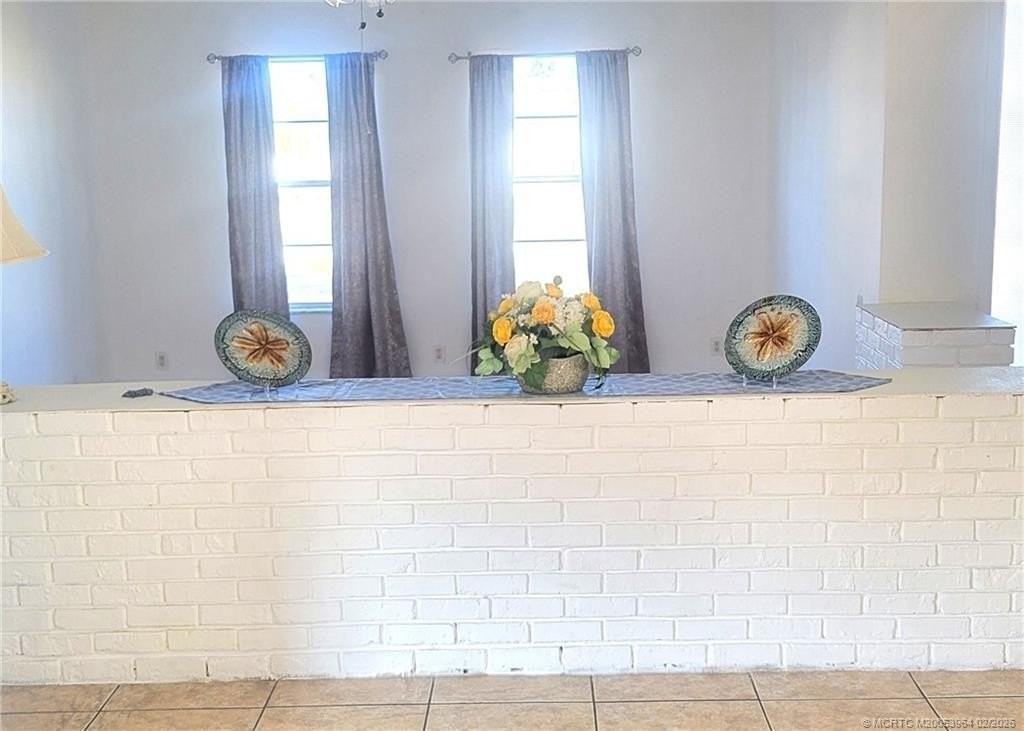 350 Ne Granduer Ave - Photo 4 of 23