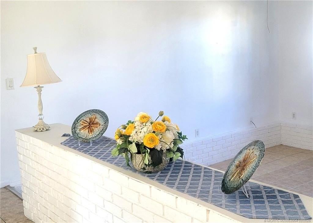 350 Ne Granduer Ave - Photo 5 of 23