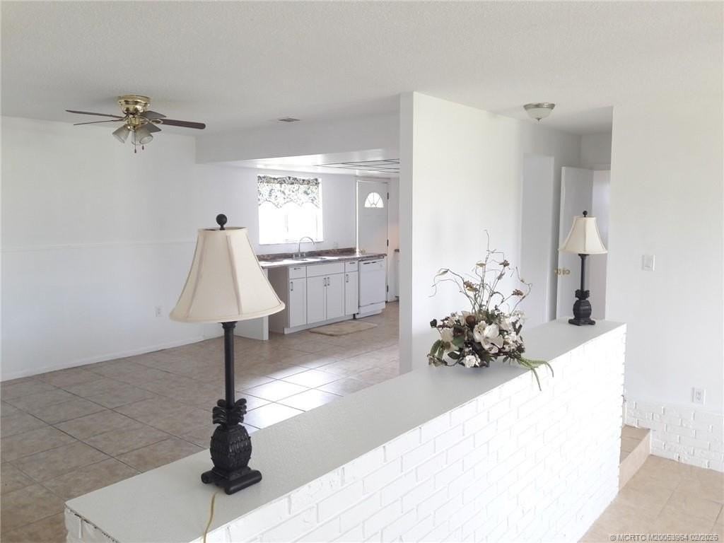 350 Ne Granduer Ave - Photo 6 of 23