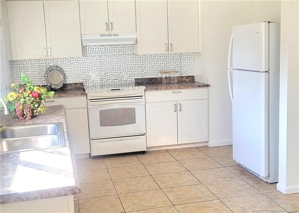 350 Ne Granduer Ave - Photo 7 of 23