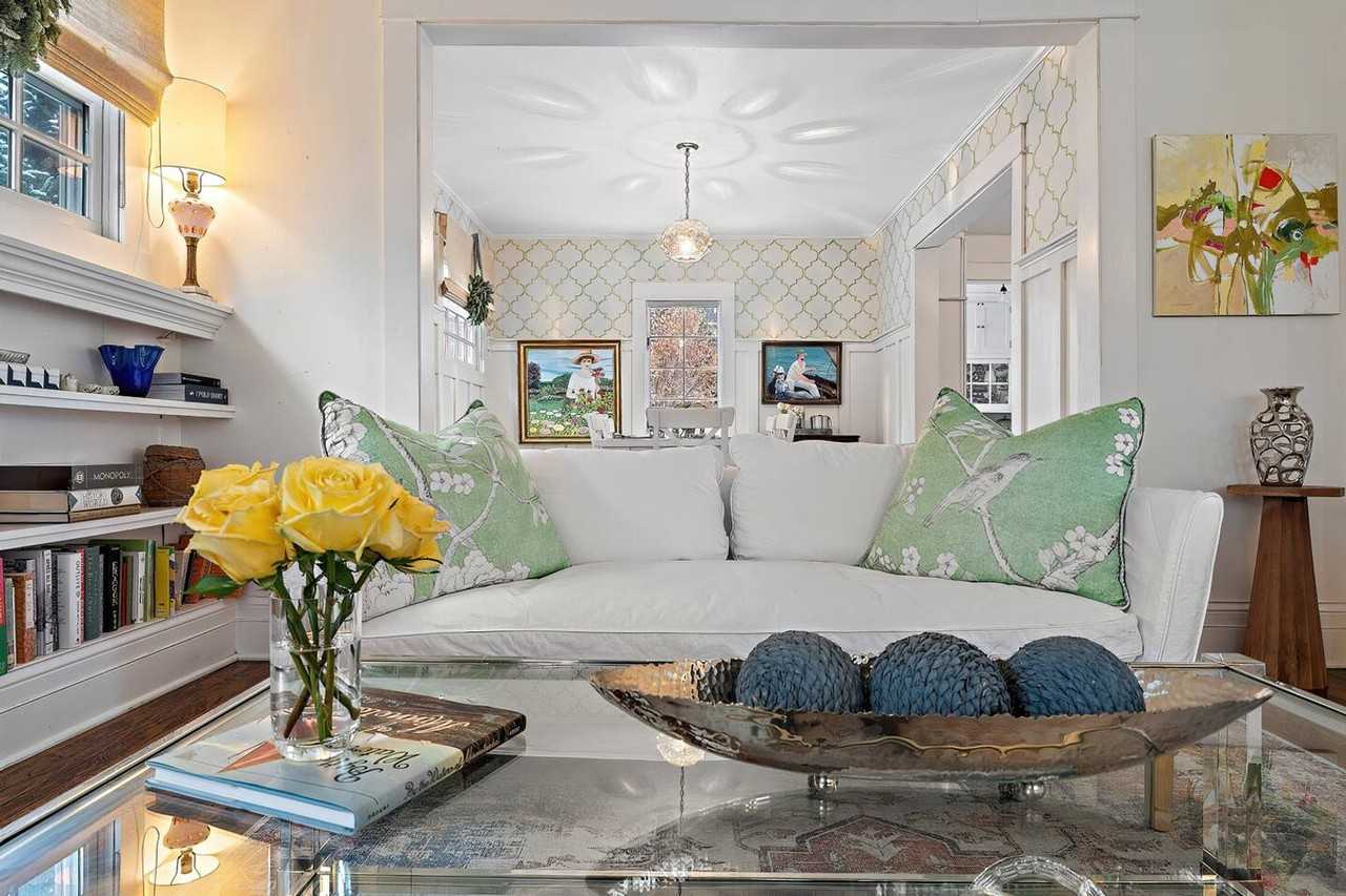 131 Broadway Ave N #1368698P - Photo 3 of 50