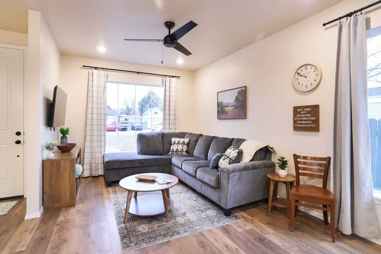 717 East Elgin Street - Photo 3 of 46