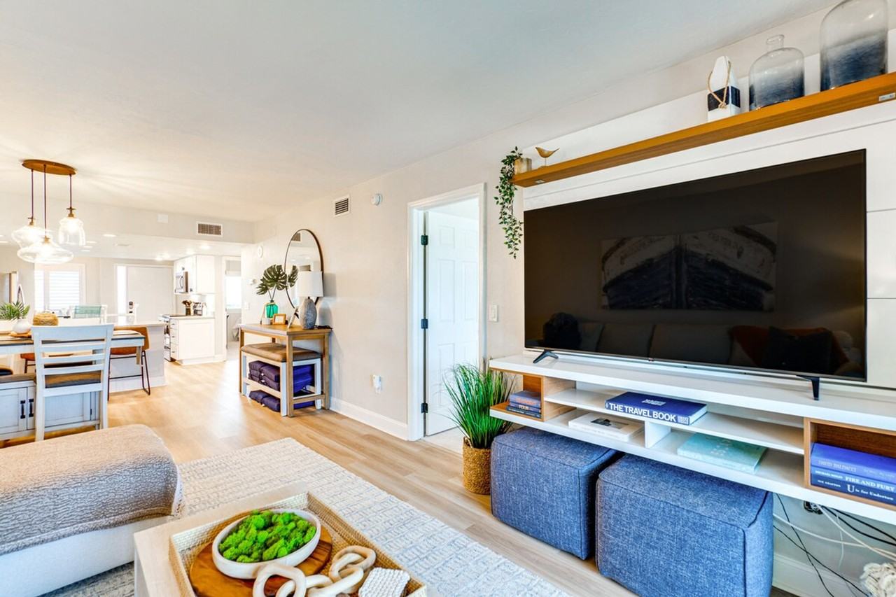 4263 Bay Beach Ln #1385802P - Photo 7 of 36