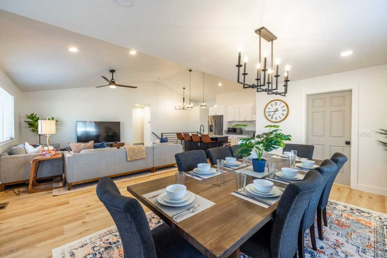 1157 E Sego Lily Dr #1460852P - Photo 4 of 50