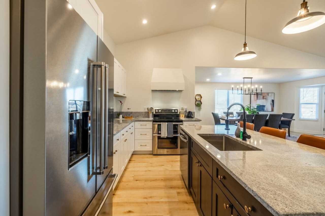 1157 E Sego Lily Dr #1460852P - Photo 6 of 50