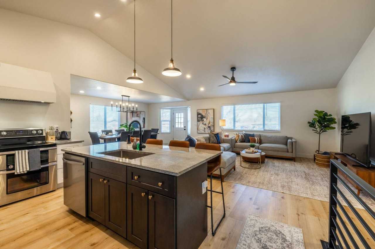 1157 E Sego Lily Dr #1460852P - Photo 7 of 50