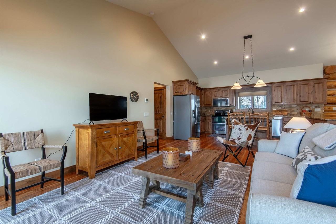 1330 Larsen Ln #1466388P - Photo 4 of 50