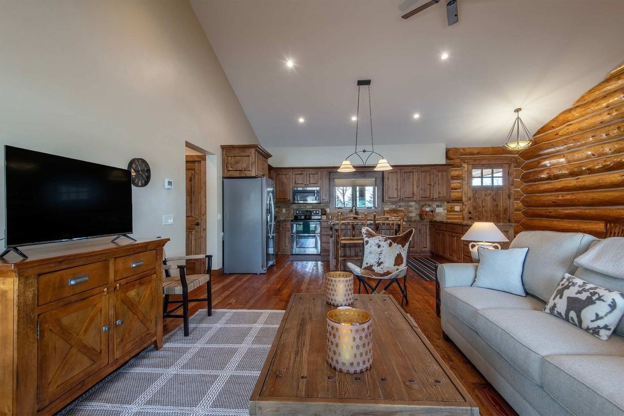 1330 Larsen Ln #1466388P - Photo 6 of 50