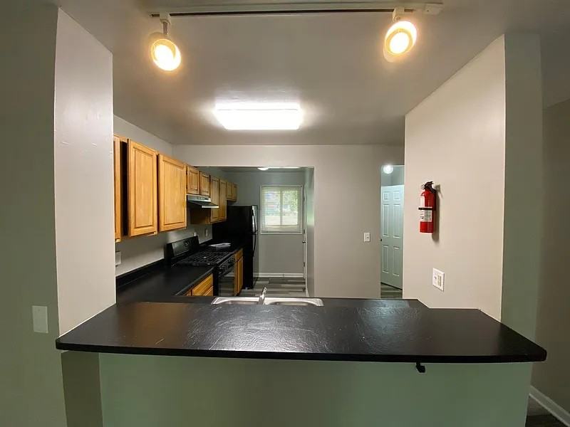 1009 W Cascade Ave - Photo 7 of 15