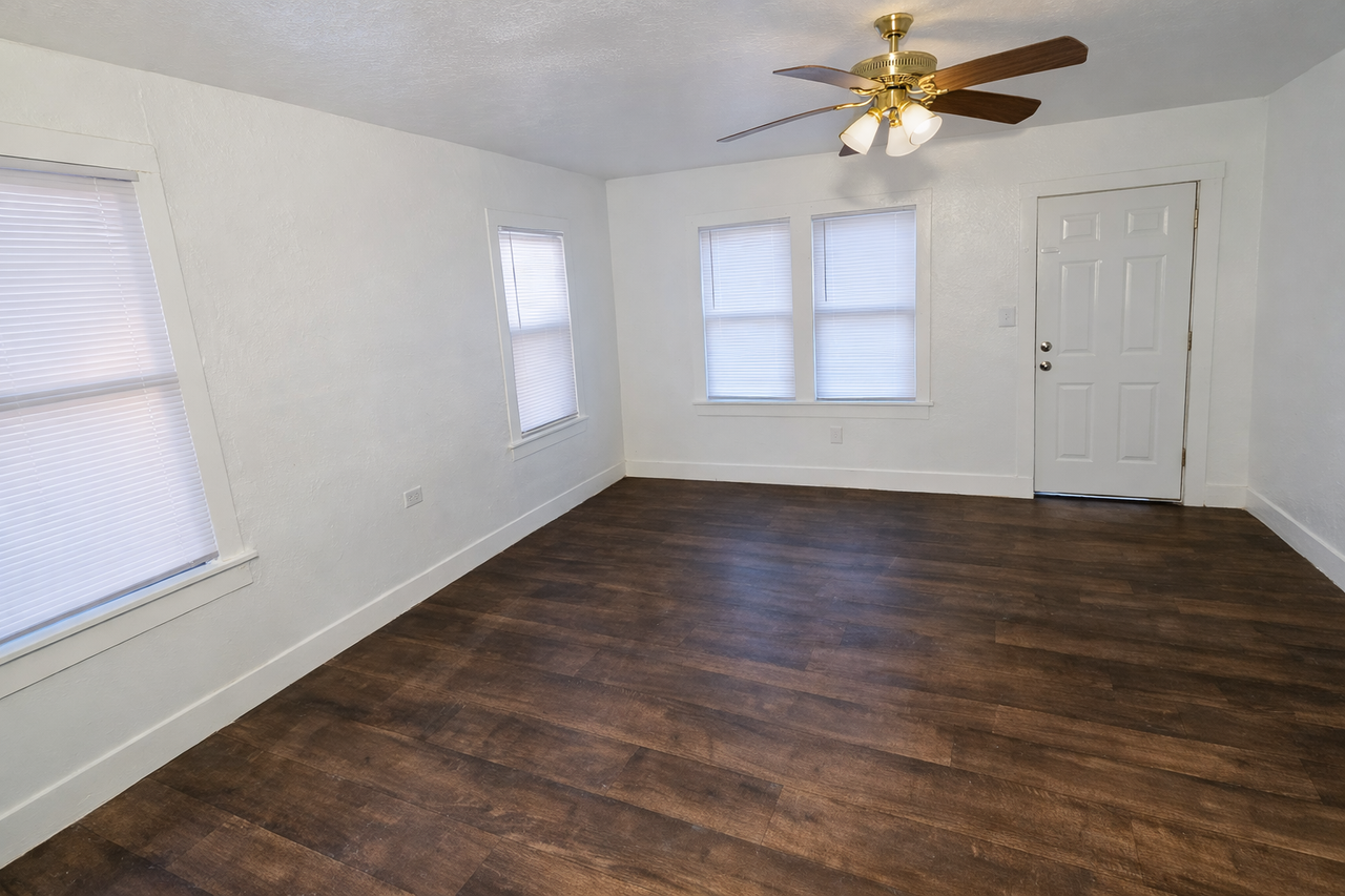 645 W Davis Loop - Photo 3 of 9