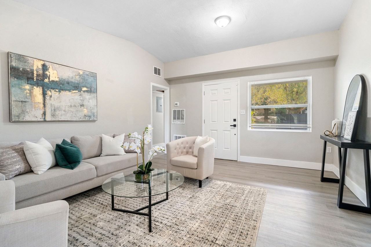 6113 Hialeah St - Photo 3 of 12