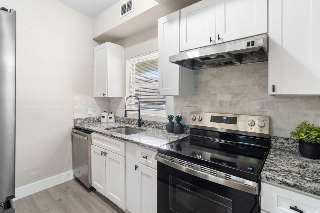 6113 Hialeah St - Photo 6 of 12