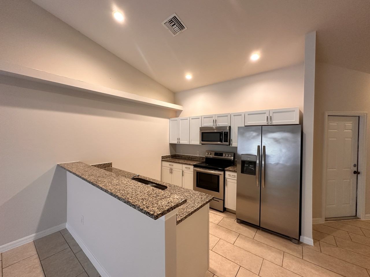 137 Se 13th St - Photo 2 of 12