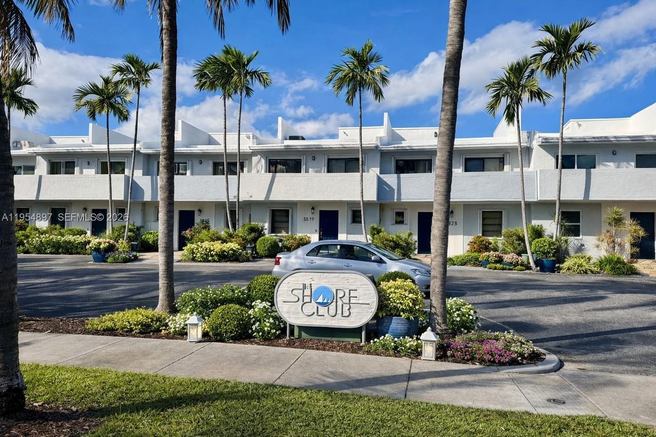 3807 Ne 166th St #2 - Photo 4 of 30