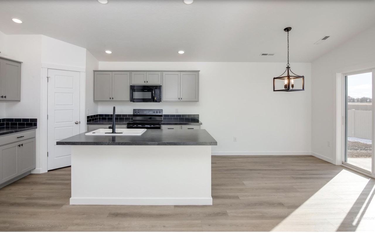 7557 E Flyway St - Photo 3 of 4