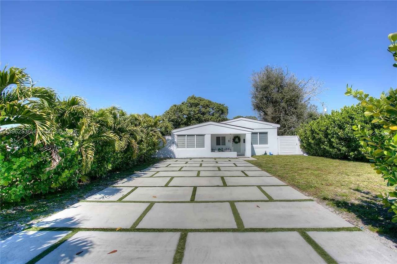 1445 Ne 181st St - Photo 4 of 13