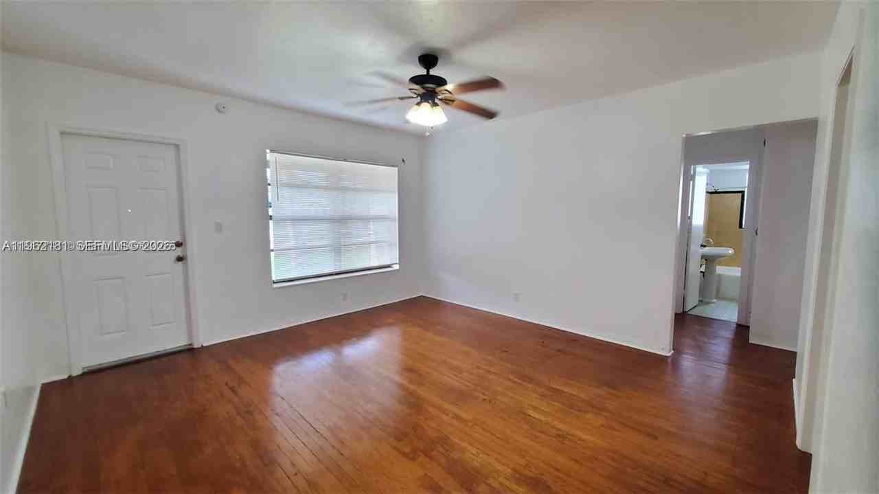 2322 Wilson St - Photo 3 of 23