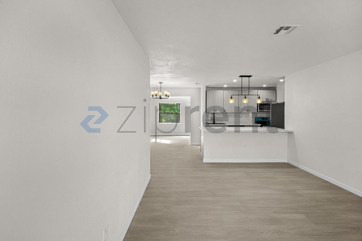 1421 Nw 32nd Ave - Photo 4 of 33