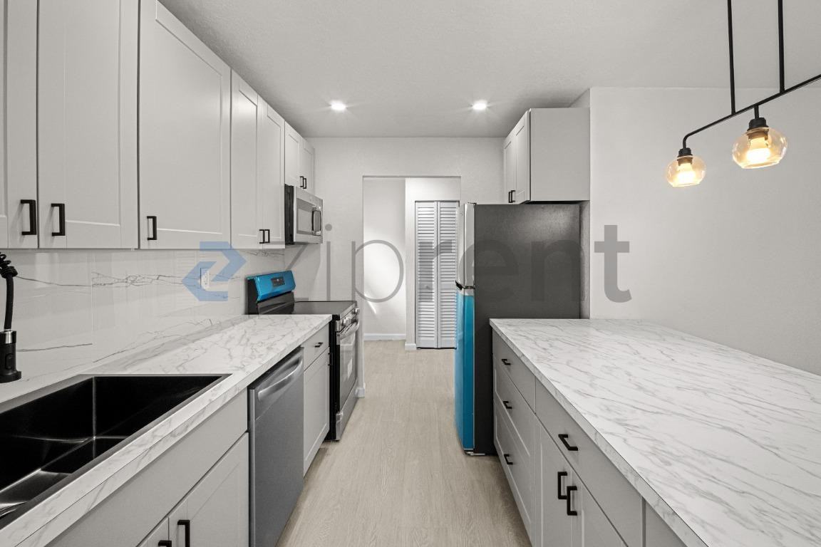 1421 Nw 32nd Ave - Photo 6 of 33