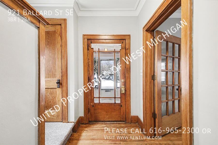 921 Ballard St Se - Photo 2 of 15