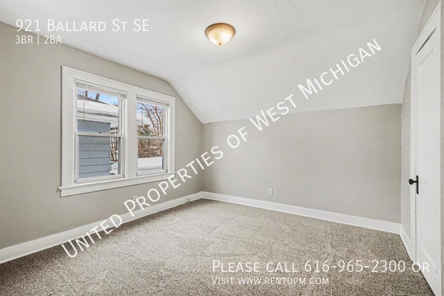 921 Ballard St Se - Photo 7 of 15