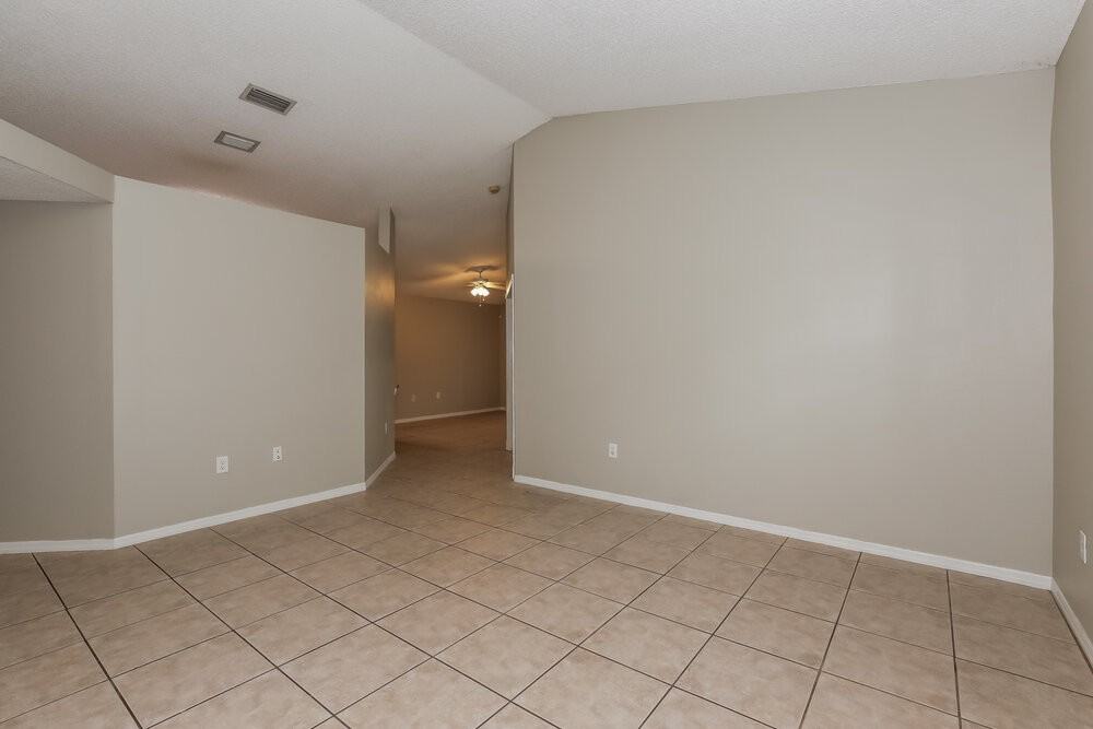 428 Lakeside Cir - Photo 3 of 16