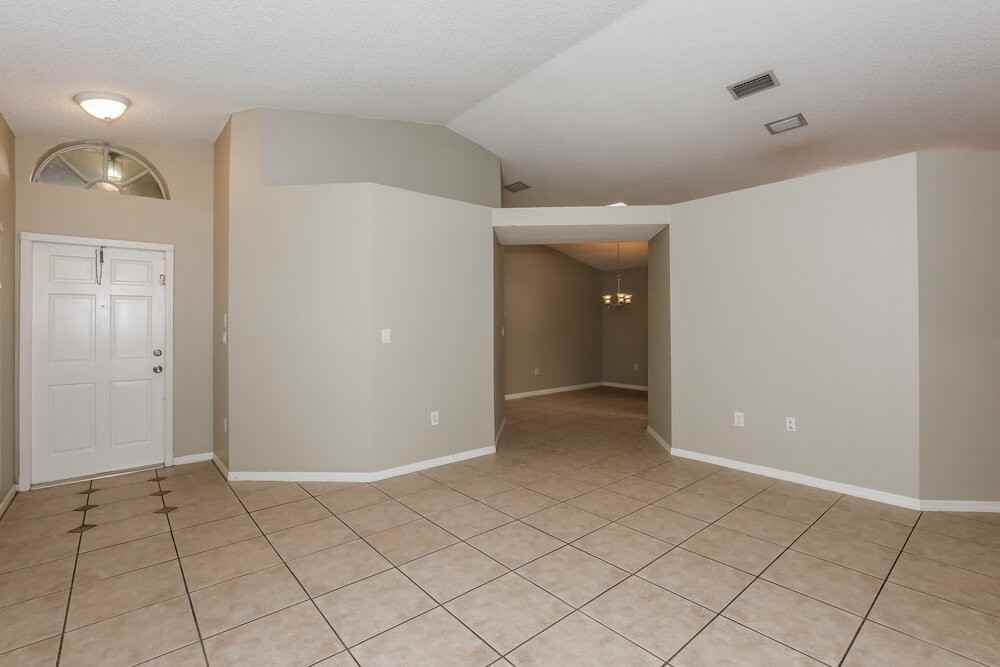 428 Lakeside Cir - Photo 4 of 16