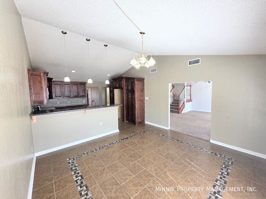 1325 E Cowden Ave - Photo 5 of 32