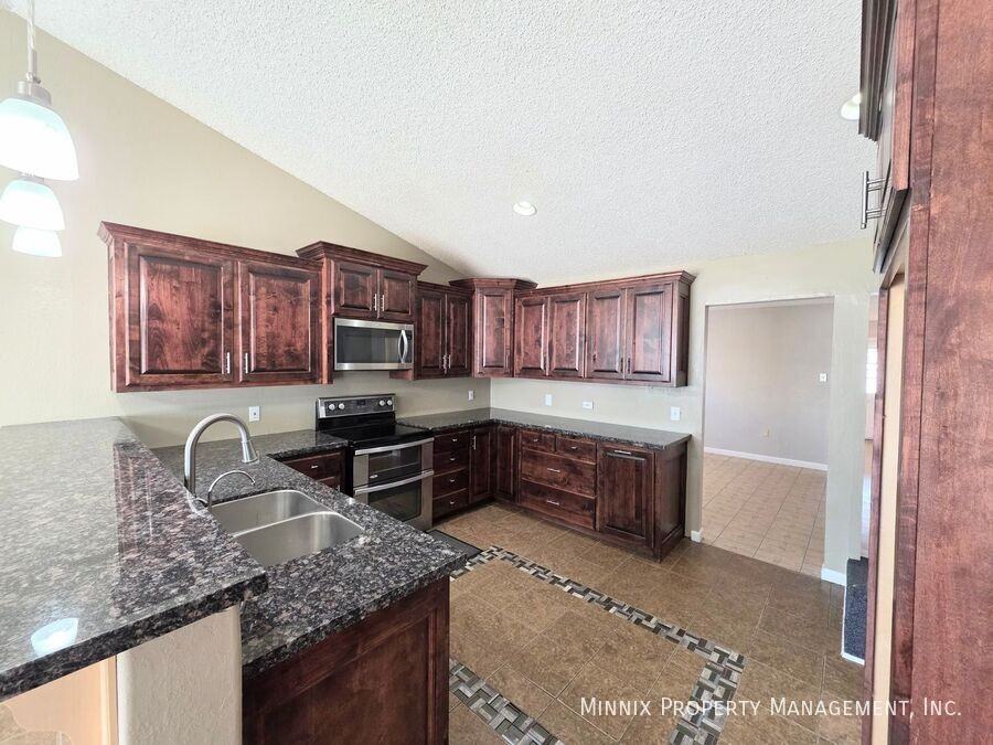 1325 E Cowden Ave - Photo 7 of 32