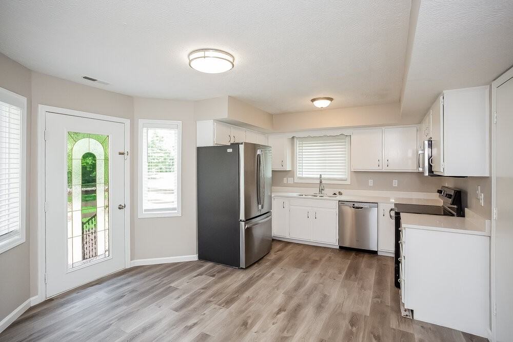 8460 Countryside Ct - Photo 7 of 17