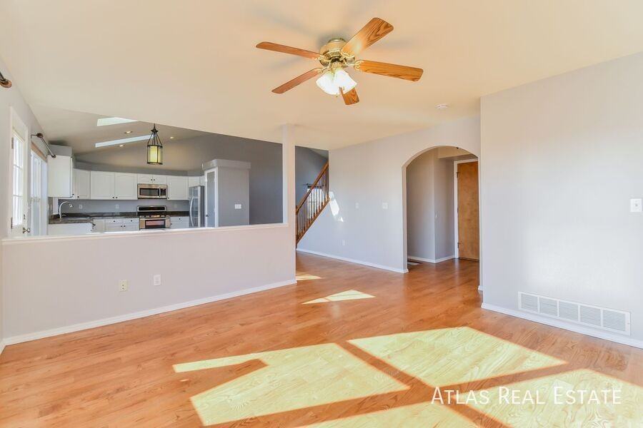 3055 Ellesmere Dr - Photo 4 of 20