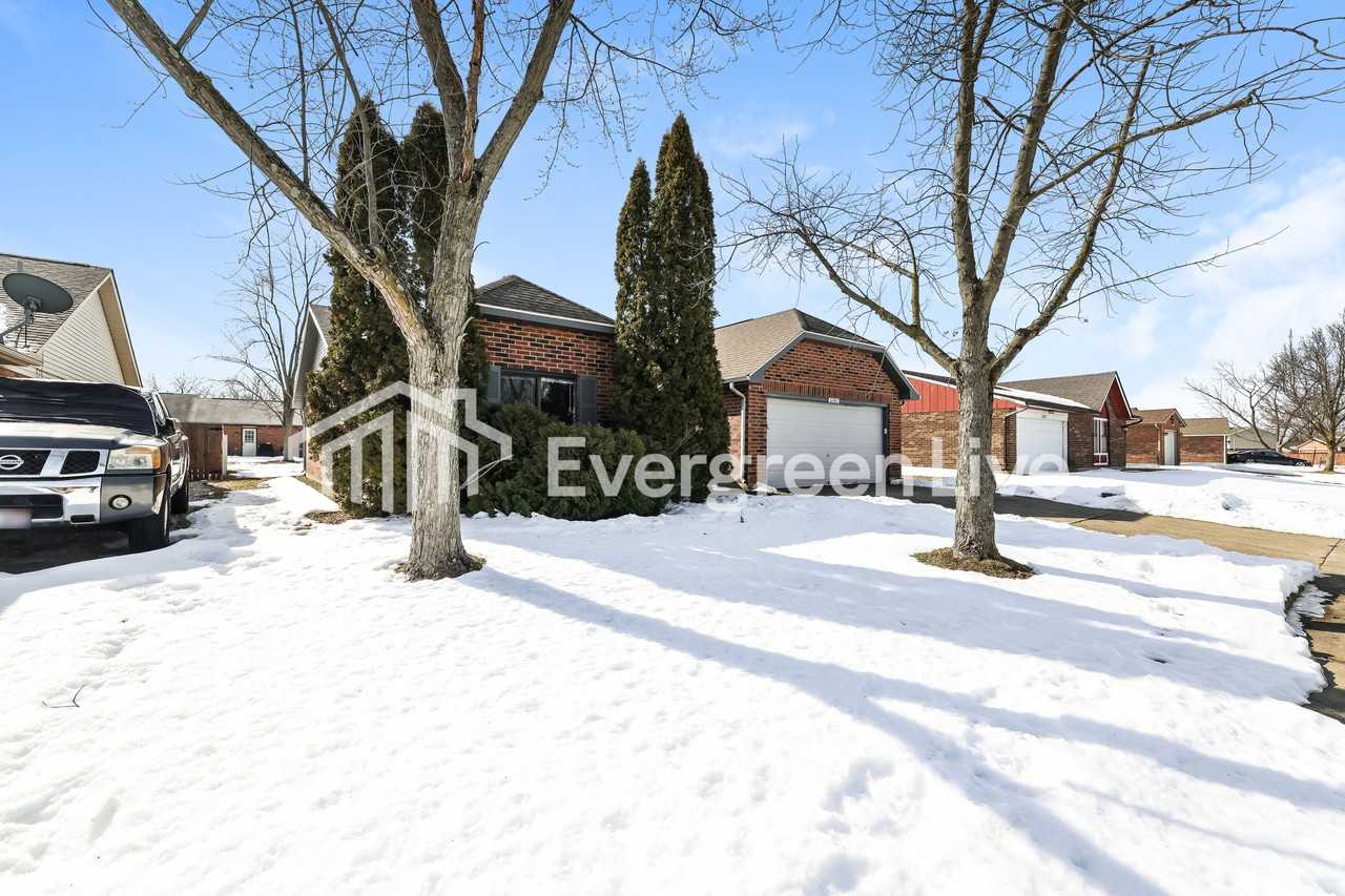 6380 Rolling Glen Dr - Photo 2 of 14