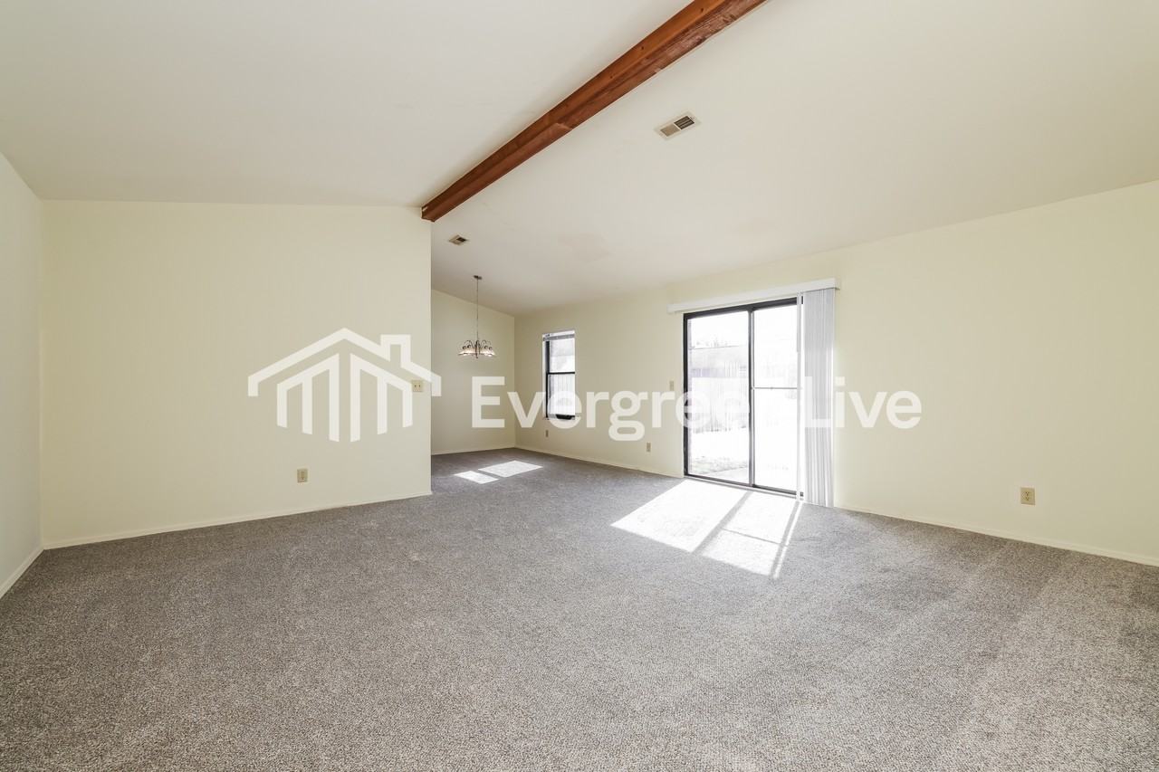 6380 Rolling Glen Dr - Photo 3 of 14