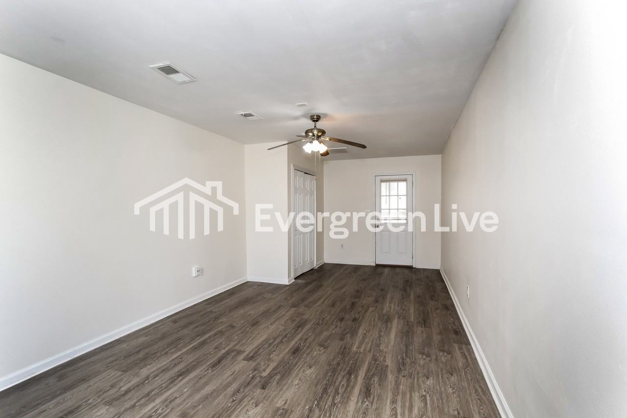 111 Cove Lndg - Photo 3 of 15