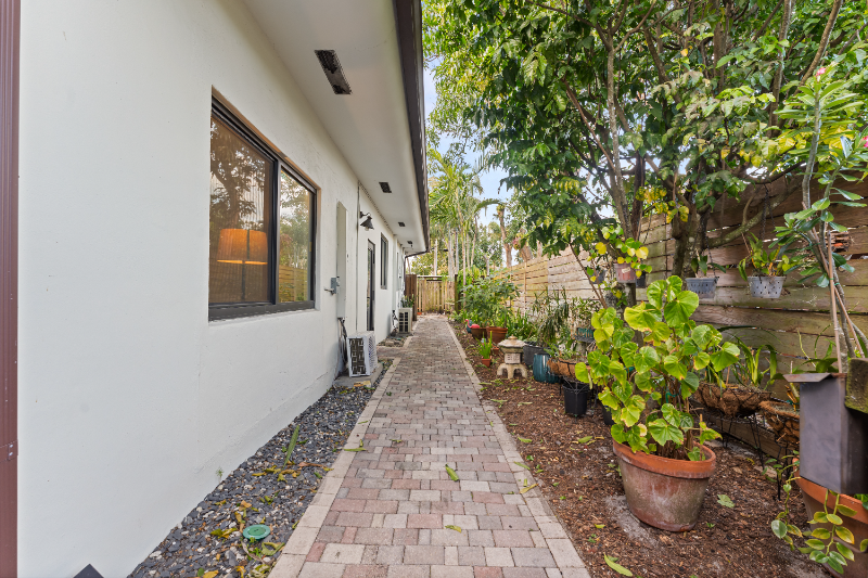 3371 Sw 22nd St #1 - Photo 3 of 18