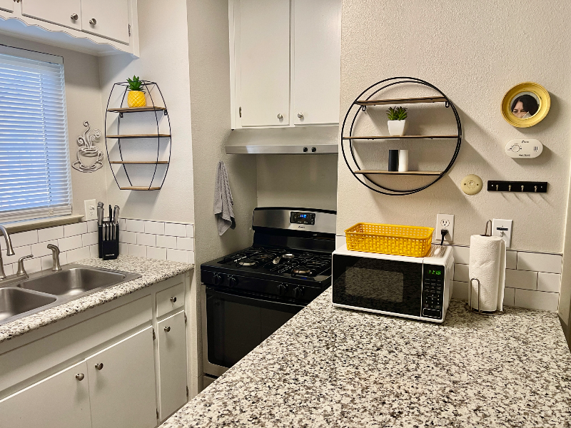 1117 N 11th Ave #A - Photo 3 of 13