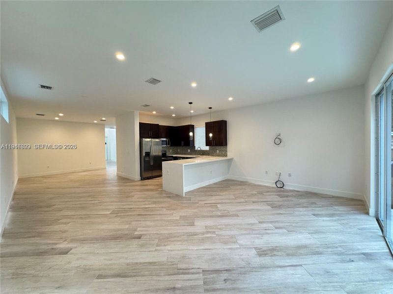 2933 Sw 27th Ter - Photo 3 of 9
